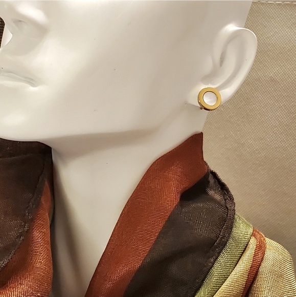 E 21C NEW Gold Pearlescent Stud Earrings - Picture 2 of 6